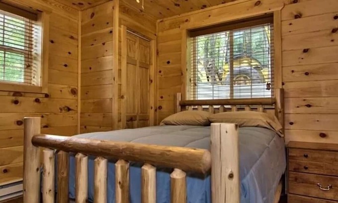 Hickory Hills Cabina | Luxury Cabin Sleeps 14 w/Game Room,HOT TUB,FIRE PIT,BB Court! 5min to SKI SLOPES