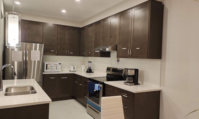 Ottawa Division Casa | Modern & Classy 4 Bedroom&3.5 Bath w/SelfCheck-In+Kitchen & Parking-Ottawa