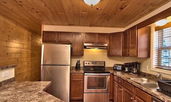 Hickory Hills Cabina | Lux Cabin-5min to SKI SLOPES, BIG game room/Bar, BB Court, HOT TUB, FIRE PIT!