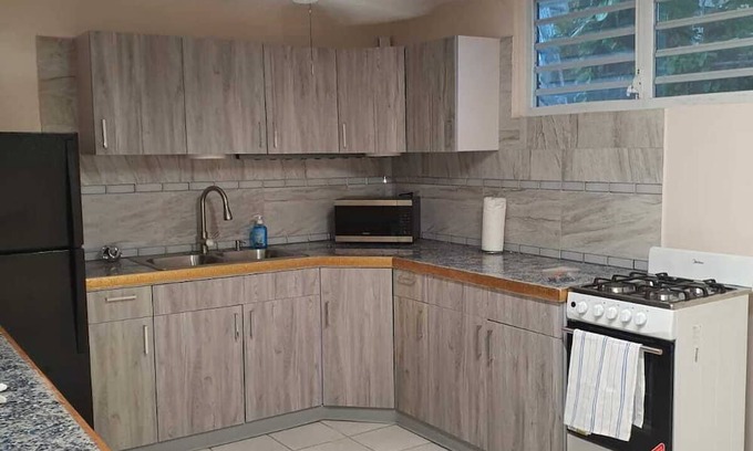 Ceiba Casa | Charming 2-bedroom house in welcoming Ceiba with WiFi, AC