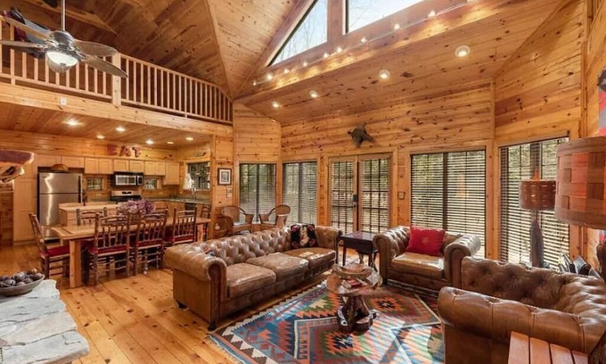 Lakeside Cabina | CEDAR LODGE HIDEAWAY: Private pool, private beach, fireplace, & firepit.