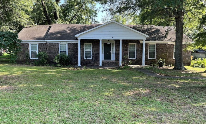 Arab Casa | Spacious 4 bedroom 3 fullbath home <10 mi to Guntersville Lake, 20 mi to Cullman
