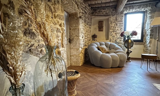 Collias Casa | Holiday Home 'Pont Du Gard - Maison, Spa' with Mountain View, Wi-Fi and Air Conditioning