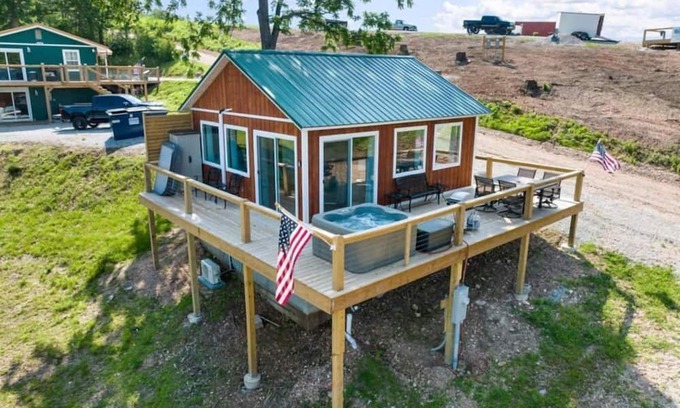 Omaha Casa | Romantic Lake Haven: Couples' Cabin with Spectacul