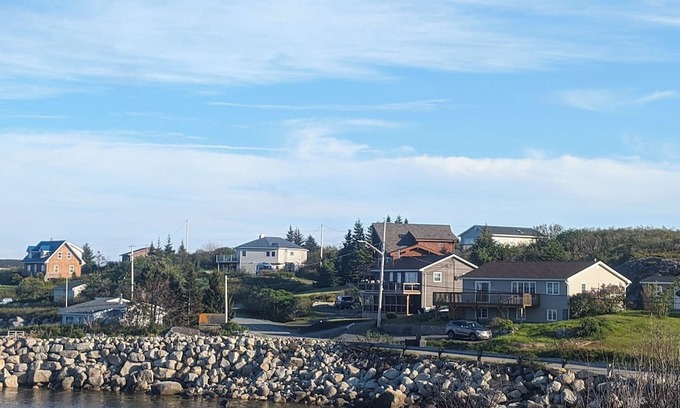 Terence Bay Apartamento | The Atlantic Abode- Cozy Beachfront walkout 1Bed with private bathroom & kitchen