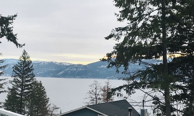 Central Okanagan Apartamento | Charming 2-bedroom SUITE with AMAZING LAKE AND MOUNTAIN VIEWS, WiFi and AC