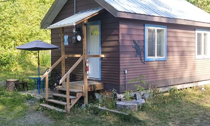 Likely Casa | Cozy cabin meters away from the Cedar creek and Quesnel Lakennnn