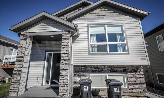 Clairmont Apartamento | 3 bed, 2 full bathrooms parking for 2 vehicles