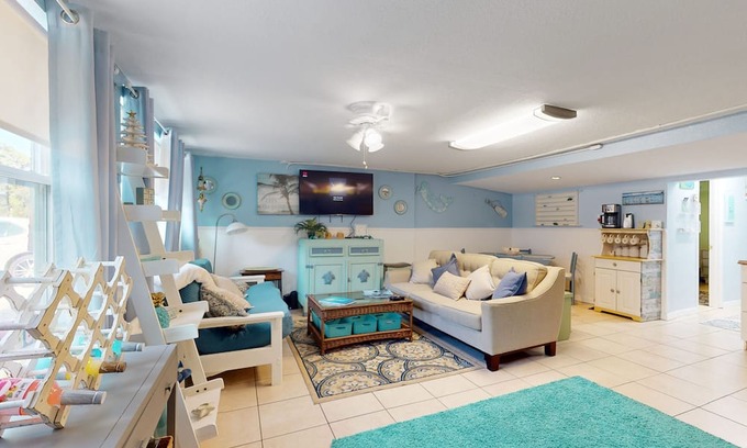 Chassahowitzka Casa | Cozy coastal home with plenty of space and close to springs