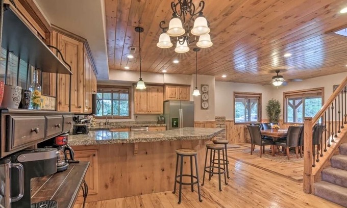 Long Valley Junction Cabina | Picturesque Cabin is conveniently located for all Utah's adventures.