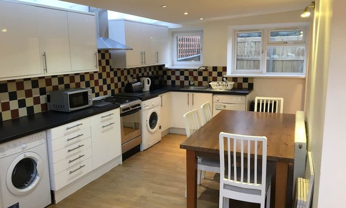 St. George's Apartamento | Quiet spacious basement and ground floor apartment