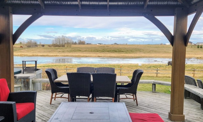 Okotoks Casa | Beautiful Acreage to Relax and Unwind