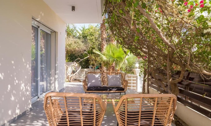 Ypsonas Apartamento | Lambis House - Three Bedroom Apartment, Sleeps 6