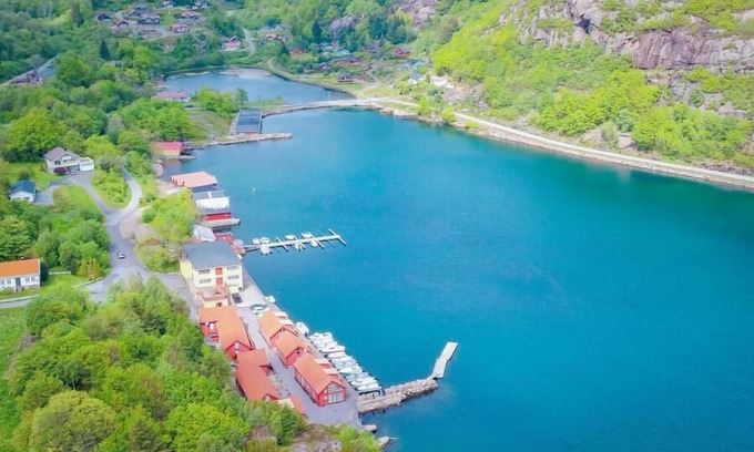 Spangereid Casa | Holiday home "Ramsland Brygge 5", on the fjord Ramslandsvågen near Ramsland, Spangereid-Lindesnes, southern Norway, max 4 adults child, 2 bedrooms, 1 bathroom, boat mooring at the jetty in front of the house, terrace at the house, final cleaning .