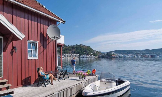 Flekkefjord Apartamento | "Holiday apartment "Fagerstrand 2", Flekkefjord, in a beautiful location directly on the water, southern Norway, 2-3 persons, or 2 adults and 2 children, internet, living-dining area, 1 bedroom, 1 bathroom, non-smoking, changeover day Saturdays, n.