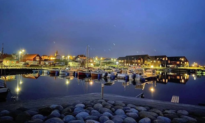 Vestbygd Casa | Holiday home 'Lista Maritim 5', built 2021, at the guest harbor in Borhaug-Borshavn near Farsund, Listafjorden, southern Norway, 7+2 persons, 135 m² living space, panoramic windows and south-facing balcony. south-facing balcony, modern furnishing.