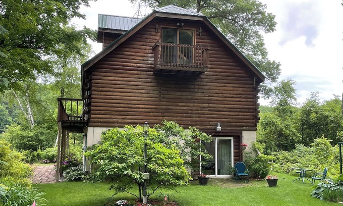 Paris Cabina | Your Own Nature Preserve