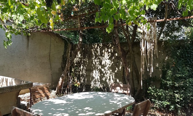 Crest Casa | Town house with covered terrace and large garden