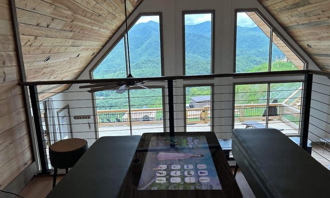 Andrews Cabina | Big Foot Lodge Luxury Mountain Retreat Nestled in Nantahala Snowbird Mountains