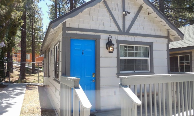 The Village Cabaña | Big Bear Cottage, walk to Village!