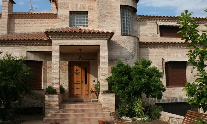 Olias del Rey Casa | Country House 'El Retiro De Toledo' with Private Pool, Wi-Fi and Air Conditioning