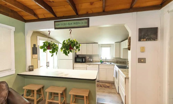 Windham Cabaña | Quaint Cobbetts Pond Cottage with Pond Views