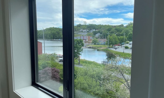Dartmouth Casa | CharmingBrand new 3-bedroom house with WiFi and AC in peaceful Dartmouth.