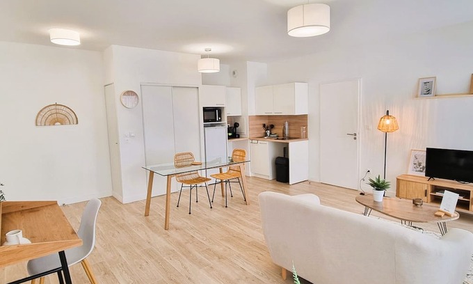Rueil-Malmaison Apartamento | Very nice 2-room apartment in the center of town. Access by bus, RER
