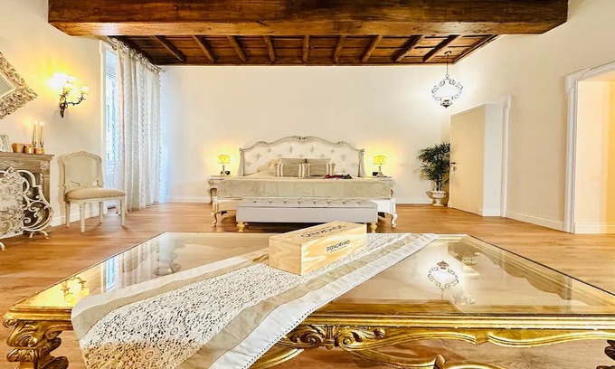 Rione III Colonna Apartamento | ECHOES OF ANCIENT ROME: A GLIMPSE INTO MODERN COMFORT AND HISTORY, SPANISH STEPS
