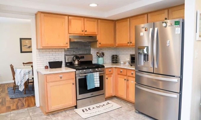 Hampton Casa | Dog Lover's Haven - Room in the Heart of Hampton