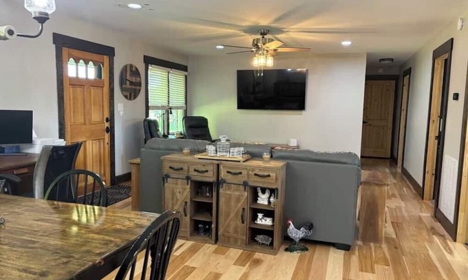 Maysville Otro | Relax after boating Lake Cumberland or enjoying Somernites Cruise In with the whole crew at our picturesque 100 acre Farm!