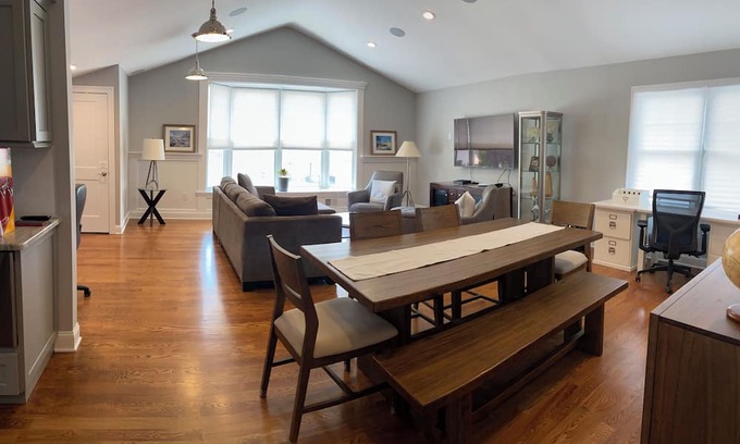 Elmwood Park Apartamento | Modern Beauty- 3BR/2BA Apt. 10 miles from NYC. Natural Gas Grill & Fire Pit.