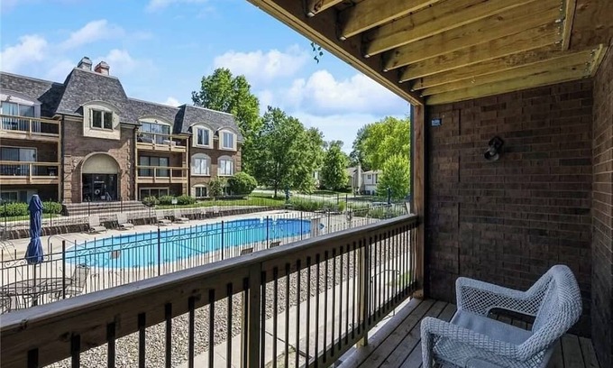 West Des Moines Condominio | Cozy 2-bedroom condo with WiFi and community pool in brilliant West Des Moines