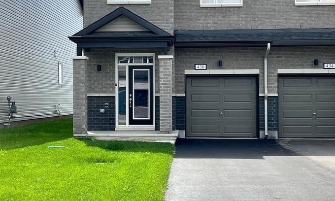 Ottawa Division Casa | 2 minutes from Hwy, free 2 cars parking, great for families visiting Ottawa.