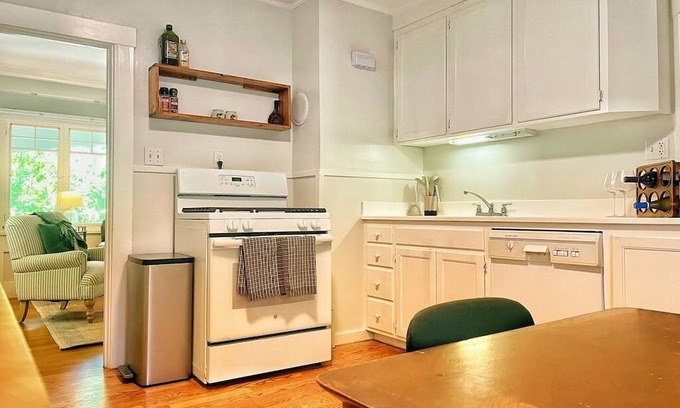 San Mateo Park Cabaña | Cozy 2-bedroom cottage in gorgeous San Mateo Park with WiFi, fitness room option