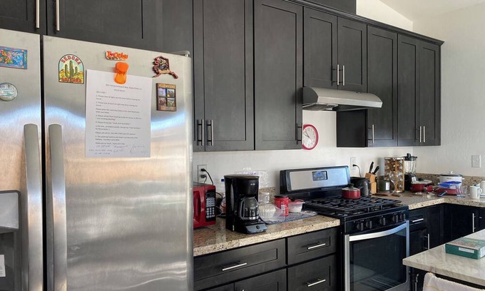 Bakersfield Casa | Beautiful and fun art house. Near lake and walking park.