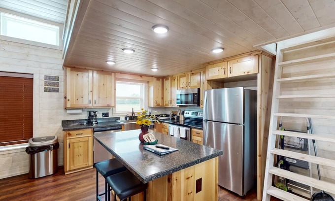 Paige Casa | Cozy cottage with private pond, covered deck, + wifi