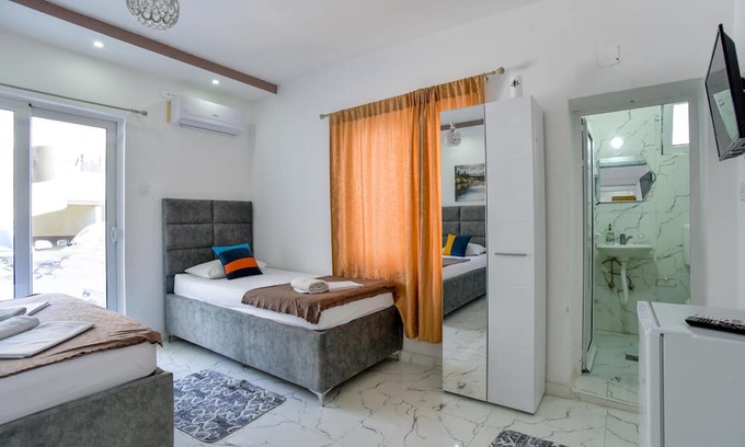 Gjerana Apartamento | Studio Flat w Balcony 6 min to Beach in Montenegro