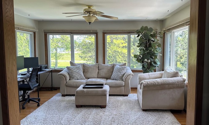 Oak Creek Casa | RNC accommodating & spacious home with pool 15 minutes from downtown Milwaukee.