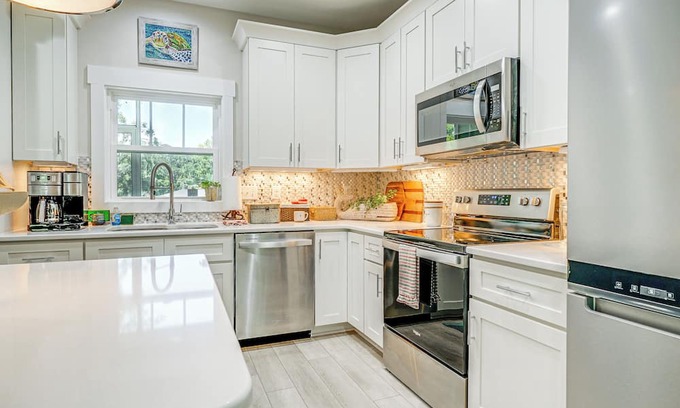 Myrtle Grove Casa | Dog-Friendly Wilmington Retreat ~ 7 Mi to Beach!