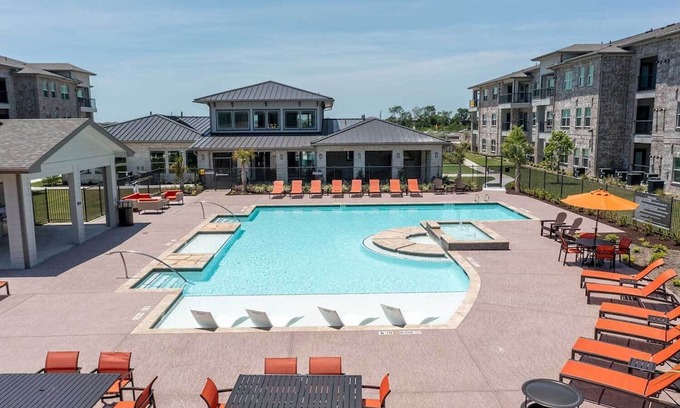 Texas City Apartamento | Seaside Serenity near Galveston with pool & Parking