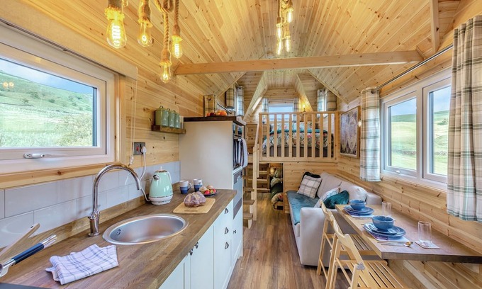 Colne Cabaña | The Tiny House is set within acres of rolling countryside.