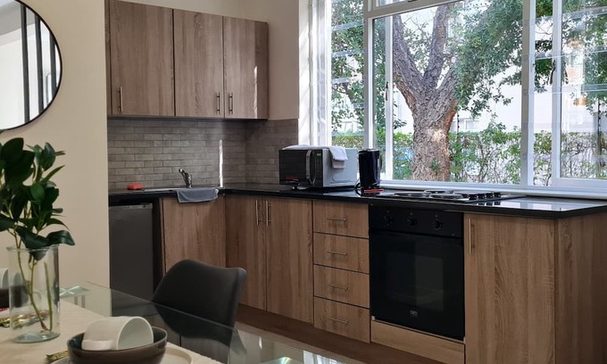 Rondebosch Apartamento | Green Oasis apartment nestled among tall trees- extra length bed, queen size