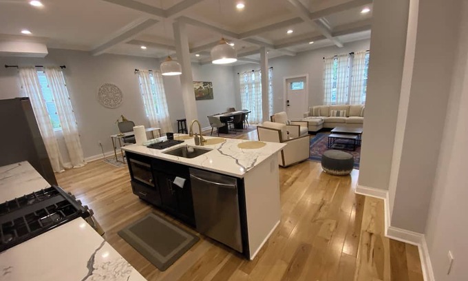 Moravia-Walther Casa | Close to all major universities and Hospitals in Baltimore. Perfect for family.