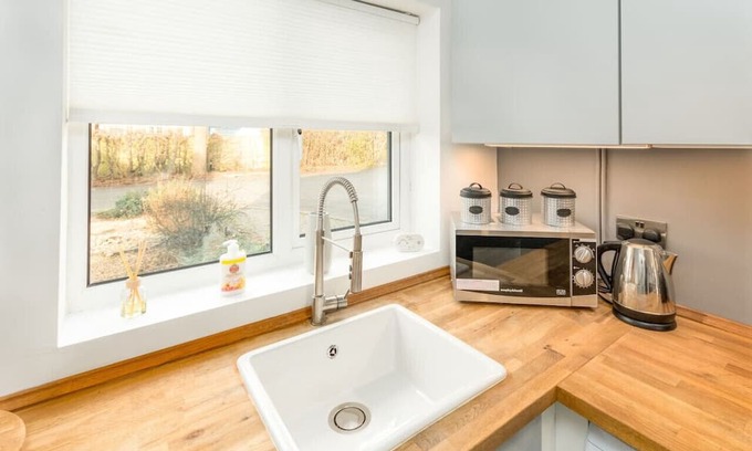Whitnash Casa | Charming House in Prime Location w/Free Parking