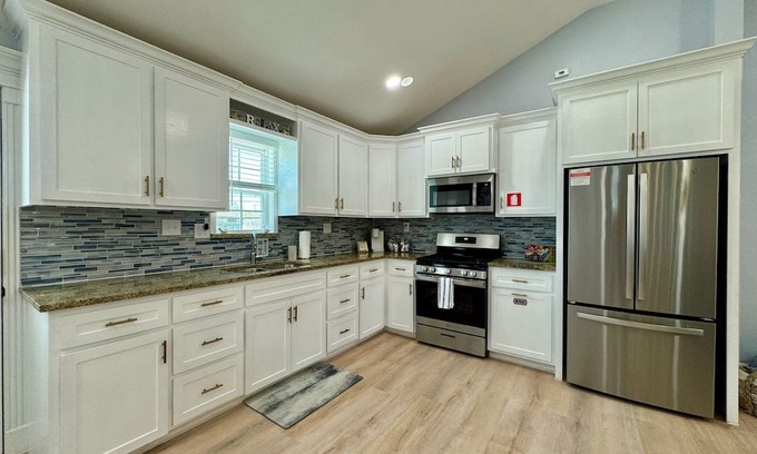 Bay Area Cabaña | Bay Area Cottage - Conveniently located with all the amenities of home!