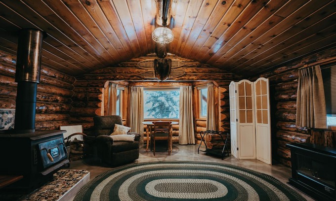 Trapper Creek Casa | Anna's 2-Story with Eagle's Nest