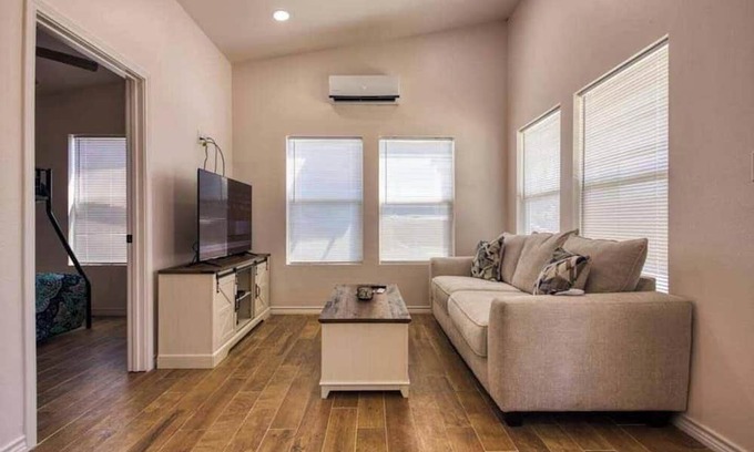 Aransas Pass Cabina | Escape to our TINY & cozy 2 bedroom cabin in Aransas Pass, perfect for families of up to 6