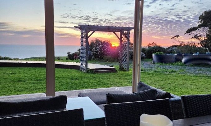 Carrickalinga Casa | Spacious house on hilltop with magnificent views
