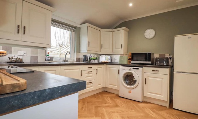 Fivelanes Cabaña | ALWAYS, pet friendly, character holiday cottage in Five Lanes